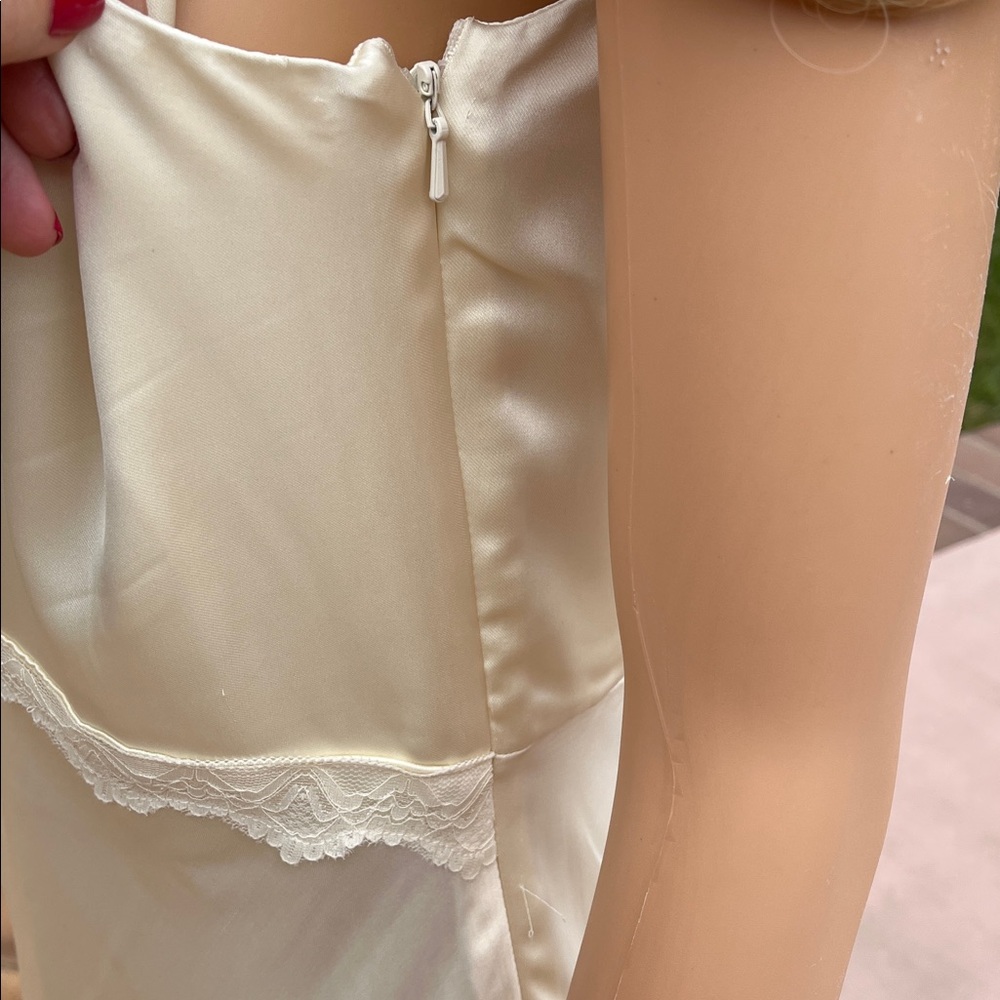 Satin and lace sleeveless gown - Picture 3 of 9